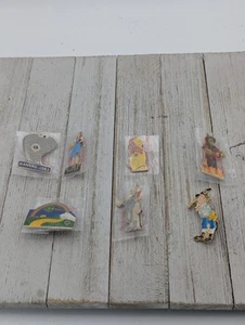 Vintage Lot 7 Wizard Of Oz Lions Club Anstecknadeln Neu aus altem Lagerbestand & gebraucht 1983 - Bild 1 von 5