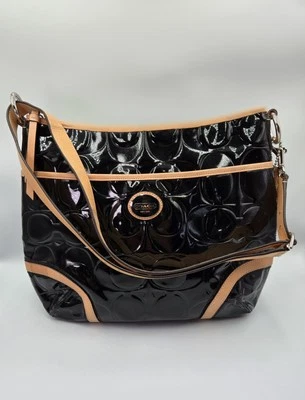 Bolso mediano Coach Peyton de charol negro en relieve Foto 1 de 4