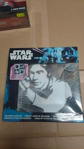 STAR WARS - 4 Melamine Plate Set - Underground Toys Nuovo 🖤 - Imagen 1 de 2