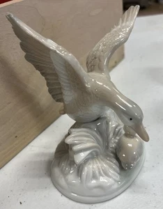 Porcelain duck and duckling figurine 5 1/2” tall - Picture 1 of 4