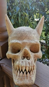 Realistischer böser Totenkopf mit Hörnern Halloween Dämon Figur Teufel Resin *LESEN  - Bild 1 von 17
