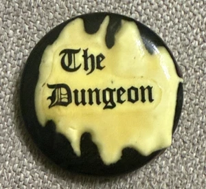 Spilla RARA vintage The Dungeon Vampire Bar a New Orleans - 212 IYKYK - Foto 1 di 3
