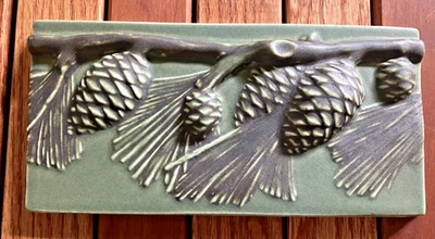 Azulejos de piña y rama en relieve decorativos hechos a mano Pratt & Larson MATE 8" X 4" Foto 1 de 4