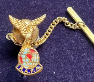 R.A.F.A. ROYAL AIR FORCE ASSOCIATION GOLDFARBENE KRAWATTENNADEL ABZEICHEN - Bild 1 von 3