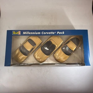1/25 REVELL 3pk 2000 CHEVROLET CORVETTES GOLD HARDTOP CONVERTIBLE & COUPE - Picture 1 of 7