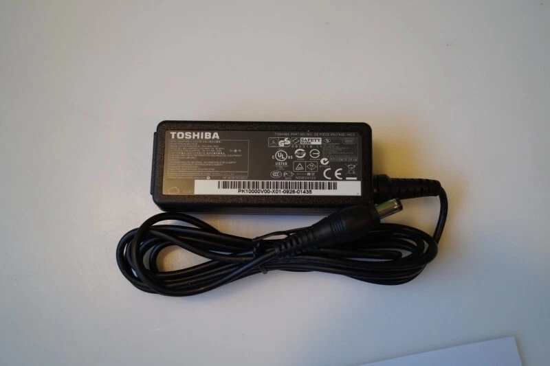 GENUINE TOSHIBA 19V 1.58A 30W AC Adapter for NB200 NB250 NB300, PA3743E-1AC3 - Image 1 of 4