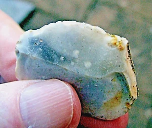 Kleine filigrane mesolithische Schaberklinge mit Plattform, entlang einer Kante retuschiert. - Bild 1 von 3