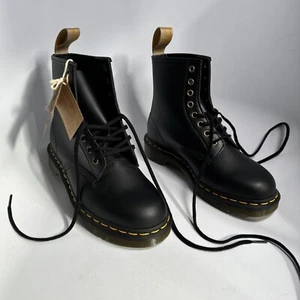 Nuovi stivali alti Dr Martens AirWair 14045 neri Combat M 7 W 8 pelle vegan - Foto 1 di 17