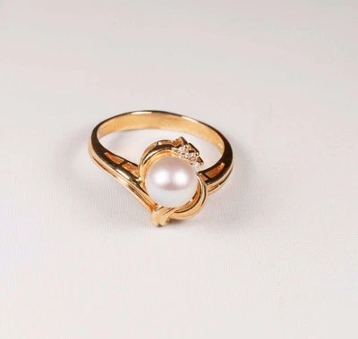 3.6 Gram 14K Yellow Gold 6.7 mm. Grey Pearl and Diamond Chip Ring , size 6.25 - Image 1 of 4