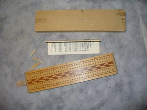 Tablero de cuna de madera maciza vintage de los años 40 WC BON con clavijas y caja original C-5 L359 - Imagen 1 de 2