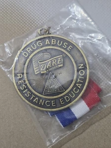 Vintage Dare America Medaille Drogenmissbrauch Widerstand Bildung Neu  - Bild 1 von 5