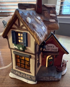 Vintage Holiday Time Village Jane's Quilt Shop Keramik Weihnachtsstadt beleuchtetes Haus - Bild 1 von 12
