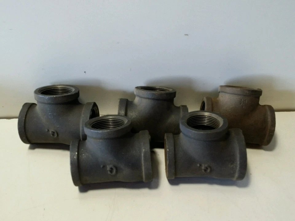 LOT OF 5 1-1/2" x 1-1/4" x 1-1/4" NPT Cast Iron Black Pipe Reducing tee  - Image 1 of 4