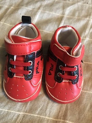 Zapatos de bebé Fila. Nuevo.  0-6 meses. rojo con ribete negro. Nuevo Foto 1 de 4