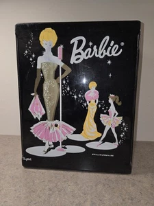Barbie Puppe 1962 schwarz Doppelschrank Tragetasche Koffer 6 Bücher-Kleidung-Schuhe - Bild 1 von 10