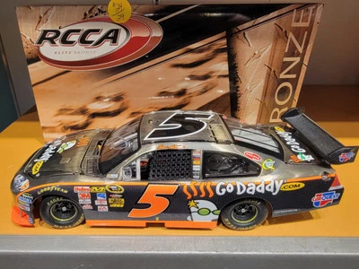 Cuna autografiada Mark Martin #5 GoDaddy 2010 - 1:24 Elite Impala bronce #24/24 Foto 1 de 4