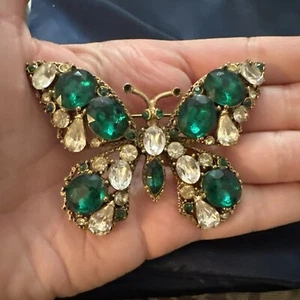 VINTAGE LARGE DESIGNER WEISS BUTTERFLY EMERALD GREEN WHITE RHINESTONE BROOCH PIN - Picture 1 of 10