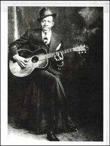 Blues Gitarrist Robert Johnson Gibson L-1 Gitarre 2016 s/w Pin-Up Foto - Bild 1 von 3