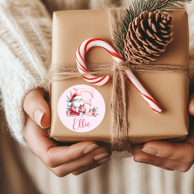 Etiquetas adhesivas iniciales Papá Noel rosa personalizadas etiquetas de regalo Foto 1 de 4