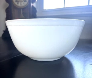 Pyrex 403 White Milk Glass Mixing Bowl 2.5 Qt Vintage Made in USA - Picture 1 of 3