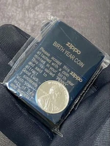 Zippo MONETA ANNO NASCITA TITANIO BLU Made in 2004 Accendino - Foto 1 di 6