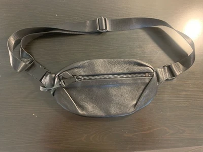 Riñonera Aimee Kestenberg convertible de cuero negro para mujer Milán Foto 1 de 4