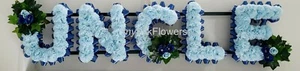 ONKEL Kunstseide Beerdigungsblumen alle 5 Buchstaben Name Tribut Kranz VATER SOHN  - Bild 1 von 3
