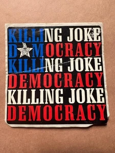 Adesivo democrazia KILLING JOKE promo 4,25" america punk cucciolo magro 1919 spettro - Foto 1 di 2