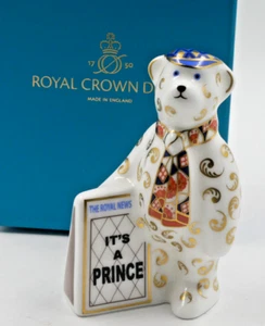 ROYAL CROWN DERBY ZEITUNG VERKÄUFER BÄR ES IST EIN PRINZ GEBURT VON GEORGE 2013 VERPACKT - Bild 1 von 4