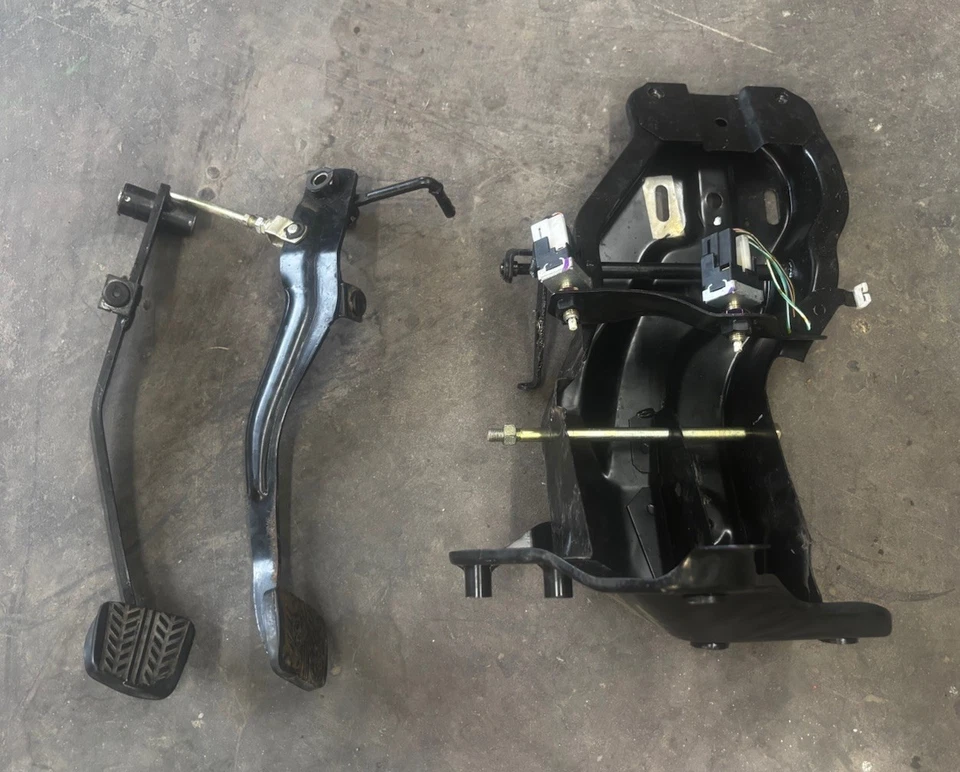 Mazda B2000 B2200 B2600 1986-93 embrague, pedal de freno y soporte montaje fabricante de equipos originales usado Foto 1 de 4