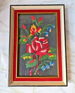 Vintage Blumen Nadelspitze Wandteppich in einem verglasten Rahmen. Kleiderbügel am Rücken - Bild 1 von 14