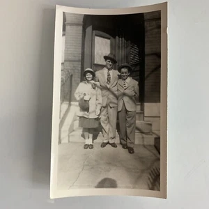 3 Personen posieren Wohnungen Straße Veranda Vintage Foto Echtfoto - Bild 1 von 2