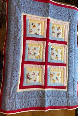 NUEVO SIN ETIQUETAS HECHO A MANO EDREDÓN BEBÉ SIN USAR VINTAGE TELA DISNEY MICKEY PLUTO GOOFY CUNA Foto 1 de 4