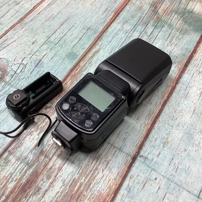 Neewer NW-670 TTL Speedlite On-Camera Flash Preowned - Image 1 of 4