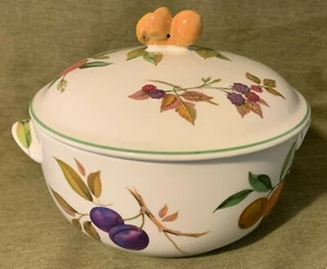 Royal Worcester - Evesham Vale - LG. 3 Qt. Casserole Dish w/ Lid - Picture 1 of 6