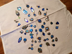 Lot anciennes de 57  médailles religieuses émaillées bleu différentes - Picture 1 of 5