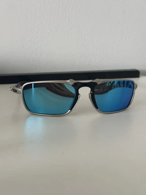 Óculos de sol Oakley Badman armação de metal prata lente azul polarizada feito nos EUA - Imagem 1 de 4