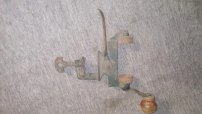 PRESSE ANCIENNE POUR CHARGEMENT DE CARTOUCHES DE CHASSE AVEC ENTONNOIR À POUDRE - Photo 1/4