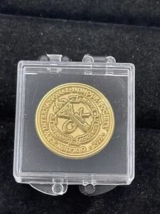 1977 Golden Key International Honor Society Gold Tone Seal Lapel Pin - Picture 1 of 4
