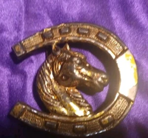 Ferro di cavallo vintage con fibbia per cintura tono oro intatto con cavallo, usato - Foto 1 di 6