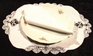SET DE TABLE ET SERVIETTE BRODE MAIN AUX FUSEAUX OVALE BLANC - Picture 1 of 2