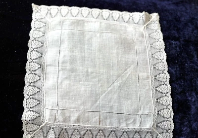 DE COLECCIÓN PRECIOSO PAÑUELO DE ENCAJE DE NOVIA BLANCO, DELICADOS ÁRBOLES DE NAVIDAD, DIBUJADO Foto 1 de 2