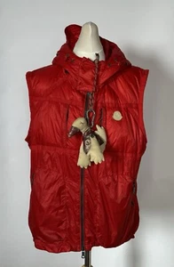 Gilet Moncler R Hever | Rosso | con pupazzo anatra | Large | Ottime condizioni - Foto 1 di 23