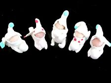 Lot de 5 bébés gnomes des neiges avec boules de neige faites main mini figurines en argile sucrées