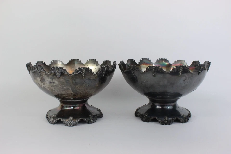 Par de cuencos de pedestal de placa cuádruple Meriden • Centro de mesa antiguo con borde festoneado Foto 1 de 4