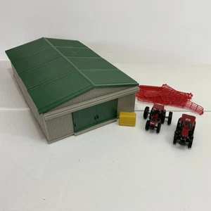 Ertl Farm Country Machine Shed Green Roof with Tractors And Fencing **READ** - Picture 1 of 19