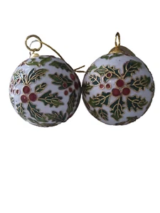 (2) VTG ENAMEL CLOISONNE BALL SHAPED W HOLLY BERRIES & LEAVES CHRISTMAS ORNAMENT - Bild 1 von 4