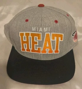 Sombrero Mitchell and Ness Miami Heat Snapback Gris Madera Dura Clásico  - Imagen 1 de 7