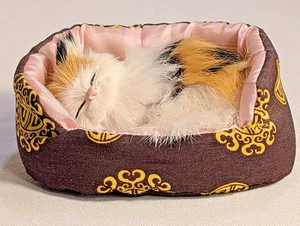 Muñeca de simulación de gato calicó durmiente de colección juguete de peluche realista gatito suave + cama - Imagen 1 de 8