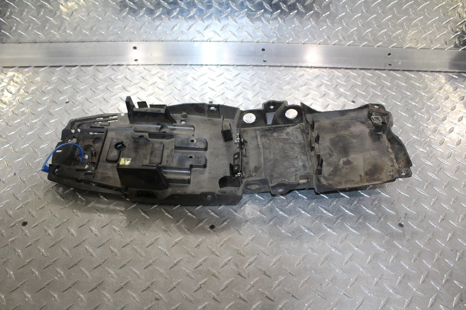 Triumph Street 2014 triple ABS trasero trasero trasero inferior batería bandeja plástico Foto 1 de 4